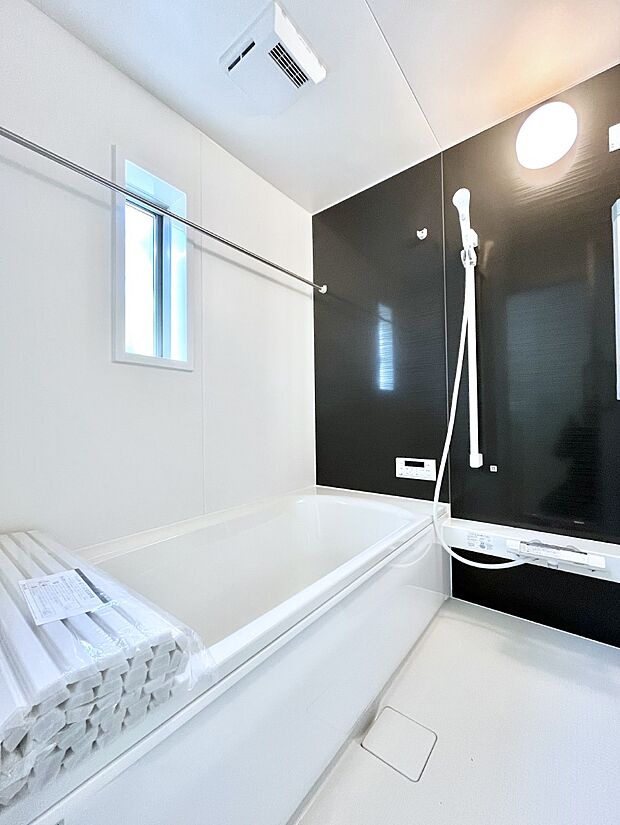 ◆4号棟◆~Bath Room~ 窓付きのバスルーム。陽射し差し込む明るい環境は、日中の入浴も気持ち良くお使い頂けそうです。また、浴室乾燥機も完備しております。換気環境も良好です。