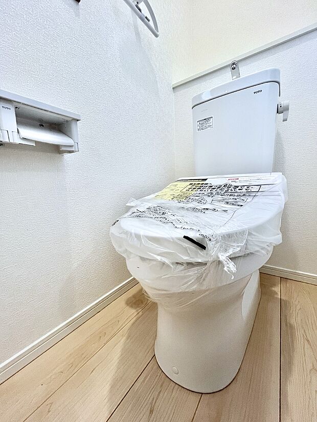 ◆4号棟◆~Toilet~ 綺麗・スッキリ・快適なウォシュレット付トイレでくつろげる空間です。トイレは毎日使わざるを得ないもの。いつも清潔を保ちたいですね。トイレが2ヶ所あるので朝の混雑時に便利です!