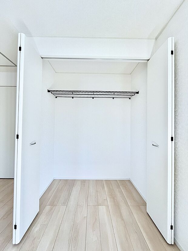 ◆4号棟◆~Closet~ 壁面クローゼットがあればタンスを置く必要がなく、出っ張りのないスッキリ空間を維持できます。限られたスペースを有効に活用できそう。