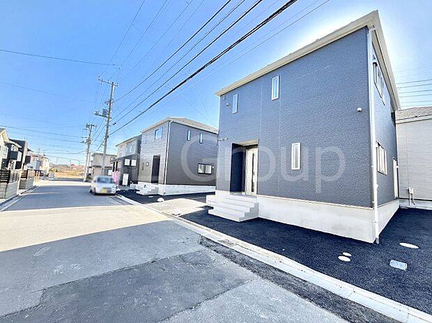 ◆4号棟◆～Exterior～　前面道路は閑静な住宅地をはしる車通りの少ない道路。駐車の出し入れもらくらくです！ご不明点・現地見学のご希望は、お気軽にお問い合わせください！