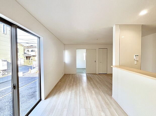 ◆4号棟◆~Living~ 豊かな陽光がこの場所を照らしだす。光溢れるこの空間はみんなの笑顔が集う場所、時を忘れ、つきることのないたわいもない会話を楽しむ時間、たくさんの思いが綴られる場所。