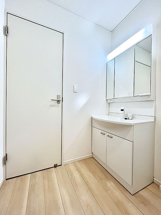 ◆4号棟◆~Dressing Room~ 明るく清潔感溢れるパウダールーム。毎日使う場所だからこそ、快適な空間となっております。シャンプードレッサーを採用しておりますので、朝シャンも手軽に出来ます。