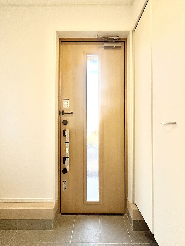 明るい玄関はお客様をお出迎えするのにぴったりです！ 