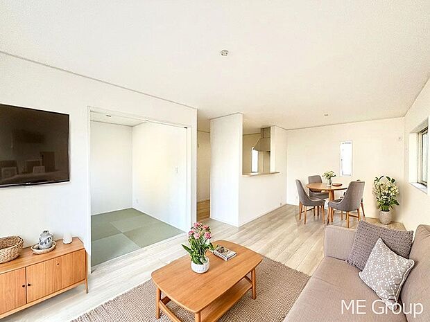 ご家族の賑やかな話し声で包まれる明るいリビング  ※家具はCGです