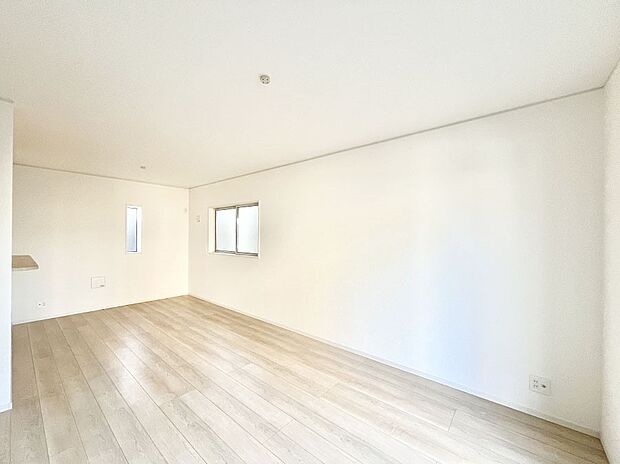 家族団らんの時間も増えそうなくつろぎのリビングダイニング。