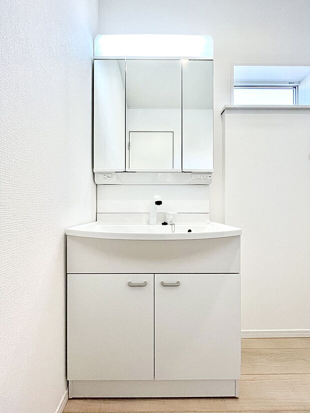 大きく見やすい三面鏡で清潔感ある洗面台は、身だしなみチェックや肌のお手入れにおすすめです。