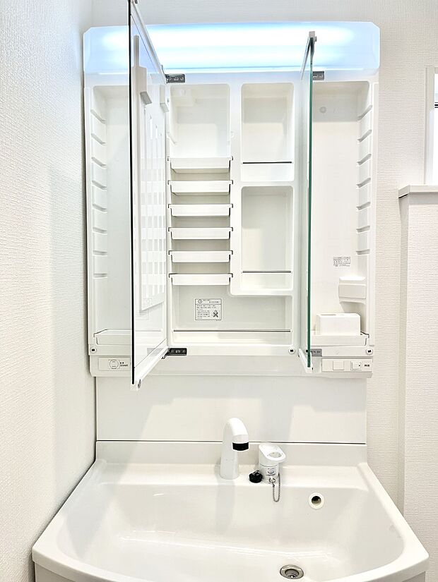 三面鏡の裏に、化粧品や衛生用品などを収納可能。洗面台をすっきりと保ちます！