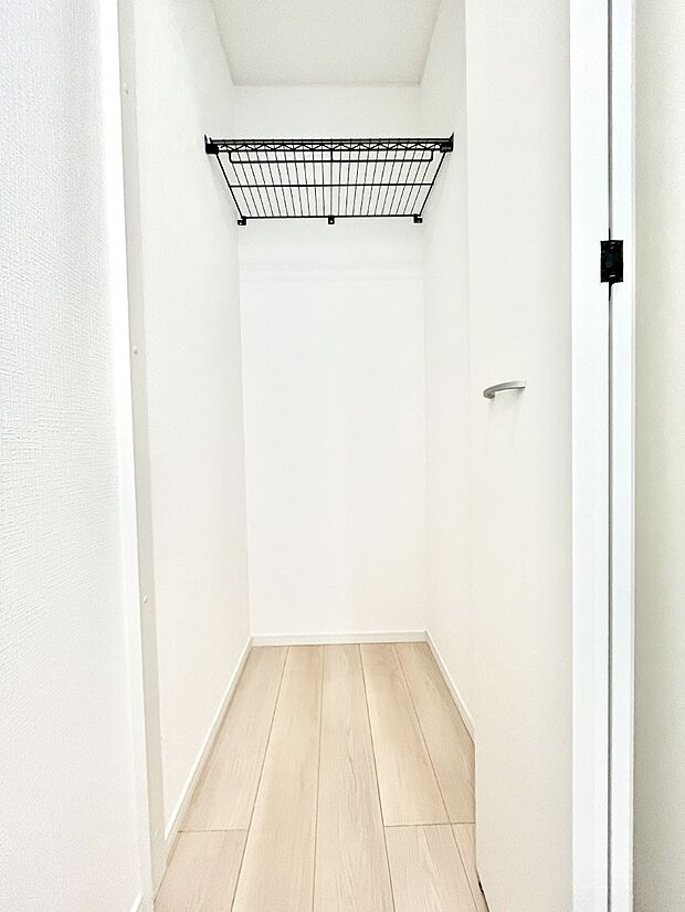 廊下収納。掃除道具や季節の小物を収納することができます。