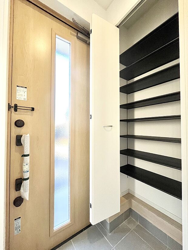 たっぷり収納できるシューズボックスで家族全員の靴も、玄関すっきり。  