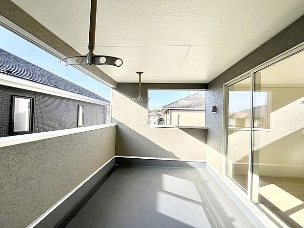 ゆったりバルコニーだから沢山お洗濯ものを干せます。