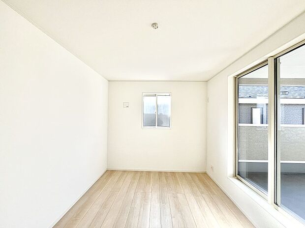 明るいバルコニーサイドに洋室を設置。目覚めの良い寝室に。