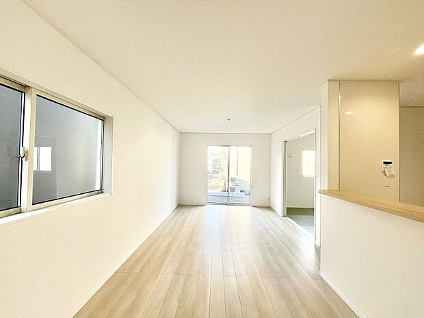 明るい陽光が注ぎ、寛ぎの雰囲気に満たされるダイニング。