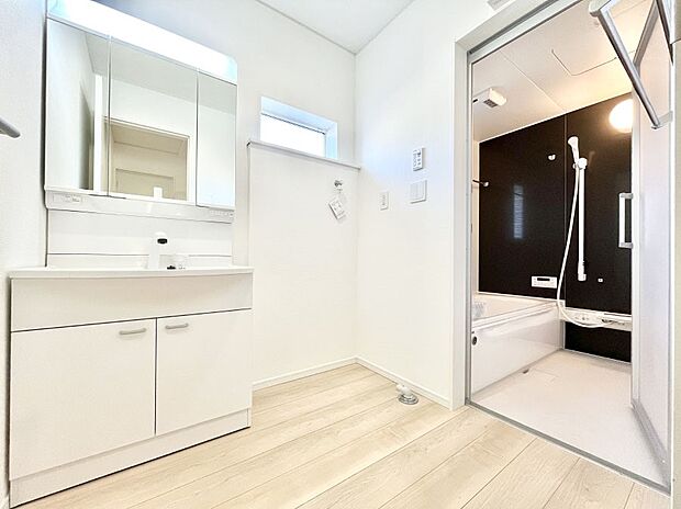 清潔感のある快適空間です。毎日の身支度も気持ち良くお使い頂けます。