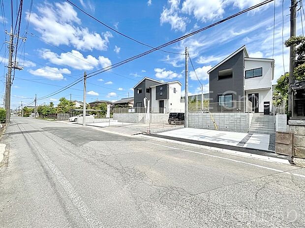 ~Exterior~ 前面道路は閑静な住宅地をはしる車通りの少ない道路。駐車の出し入れもらくらくです!ご不明点・現地見学のご希望は、お気軽にお問い合わせください!
