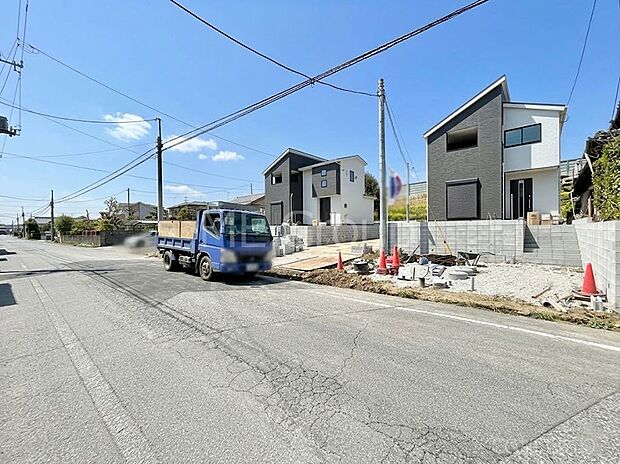 ~Exterior~ 前面道路は閑静な住宅地をはしる車通りの少ない道路。駐車の出し入れもらくらくです!ご不明点・現地見学のご希望は、お気軽にお問い合わせください!