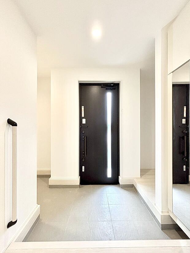 ◆4号棟◆~Entrance~ 下駄箱ミラー付なので、お出かけ前の身だしなみチェックに◎玄関はお客様をお出迎えする一番最初の場所、帰ってくる時に入る最初の場所。そんな場所だからこそ、より良い空間に♪