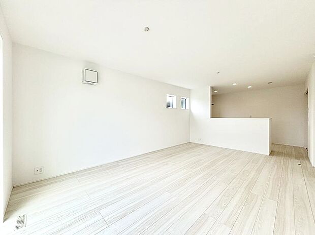 ◆4号棟◆~Living~ 家族の食事や団らんのほか、子どもを遊ばせたり、友人を招いたりするLDKは住まいの中心。長時間過ごす場所だから、その空間は住まい全体の居心地を左右します。