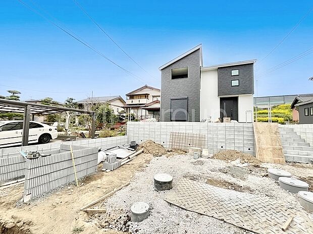 ◆4号棟◆~Exterior~ 堂々たる趣ながら、主張し過ぎずどこか余裕を感じさせるシャープなフォルムで佇む邸宅は、晴天の空と照らし合わせる事で、本来あるべき完成形の姿を見せてくれます。