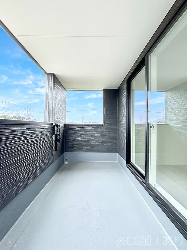 ◆4号棟◆~Balcony~ 南向きのバルコニーの前には雲以外に太陽を遮るものがありません。お洗濯物も乾きやすく、何より明るく気持ちのいい光が入ってきます。使いやすく開放的なバルコニーです♪