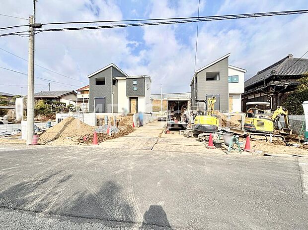 ～Exterior～　前面道路は閑静な住宅地をはしる車通りの少ない道路。駐車の出し入れもらくらくです！ご不明点・現地見学のご希望は、お気軽にお問い合わせください！