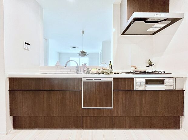 食洗機・浄水器・3ツ口コンロなどデザイン性も機能性も兼ね備えたシステムキッチン!