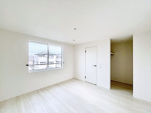 ウォークインクローゼットがあるお部屋。季節ごとの入れ替えも不要で便利です！