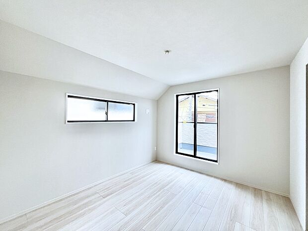 ~Bed Room~ 2面採光を確保した明るい室内は、風通しも良く、大変居心地の良い空間となっております。爽やかな風を感じて起きる朝は、快適生活の始まりに!日当たりや通風がとても良い住まい♪