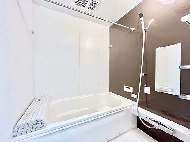 ~Bath Room~ 落ち着いた雰囲気の浴室で明日に向けてリフレッシュ。浴室乾燥機能も付いているので隣の洗濯機置き場で洗い上がった洗濯物を、雨の日も天気を気にせず乾燥させることも可能です。