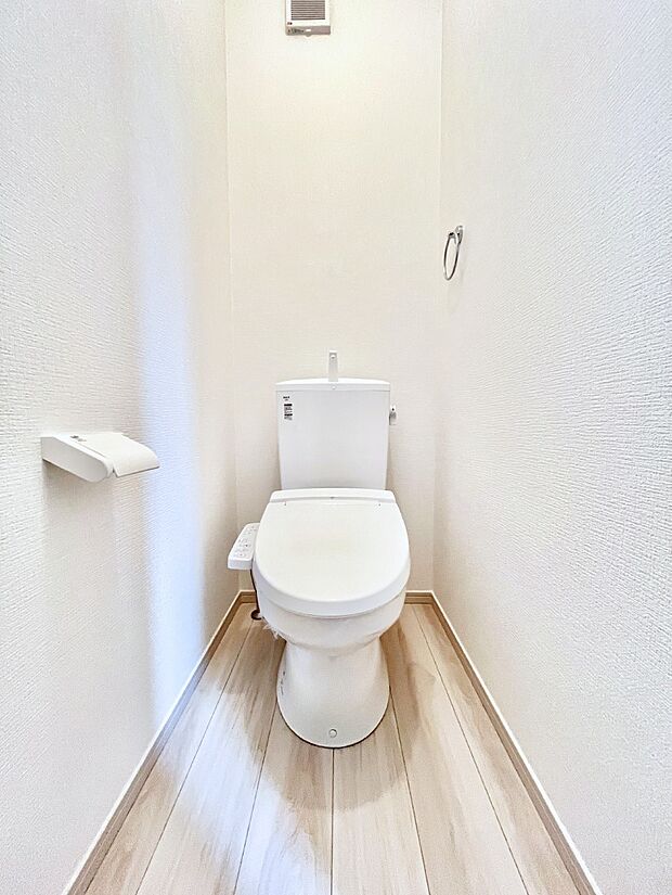 ~Toilet~ 綺麗・スッキリ・快適なウォシュレット付トイレでくつろげる空間です。トイレは毎日使わざるを得ないもの。いつも清潔を保ちたいですね。トイレが2ヶ所あるので朝の混雑時に便利です!