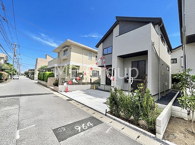 ~Exterior~ 前面道路:南東 6m 公道 前面道路は閑静な住宅地をはしる車通りの少ない道路。駐車の出し入れもらくらくです!ご不明点・現地見学のご希望は、お気軽にお問い合わせください!