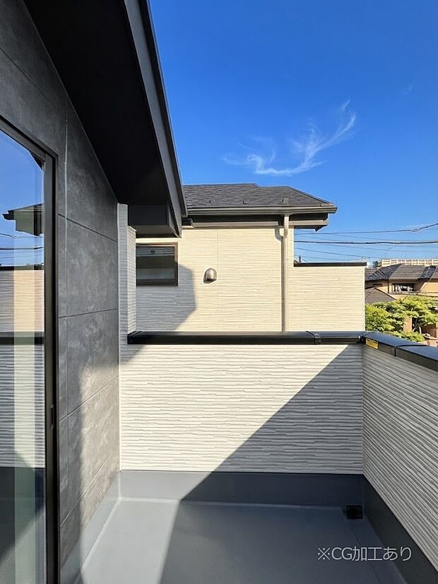 ~Balcony~ 大きな空に囲まれた気持ちのいい家。バルコニーを覗くだけで圧倒的な開放感に包まれます。バルコニーは陽がさしこみお布団や洗濯物を気持ちよく干すことができます。