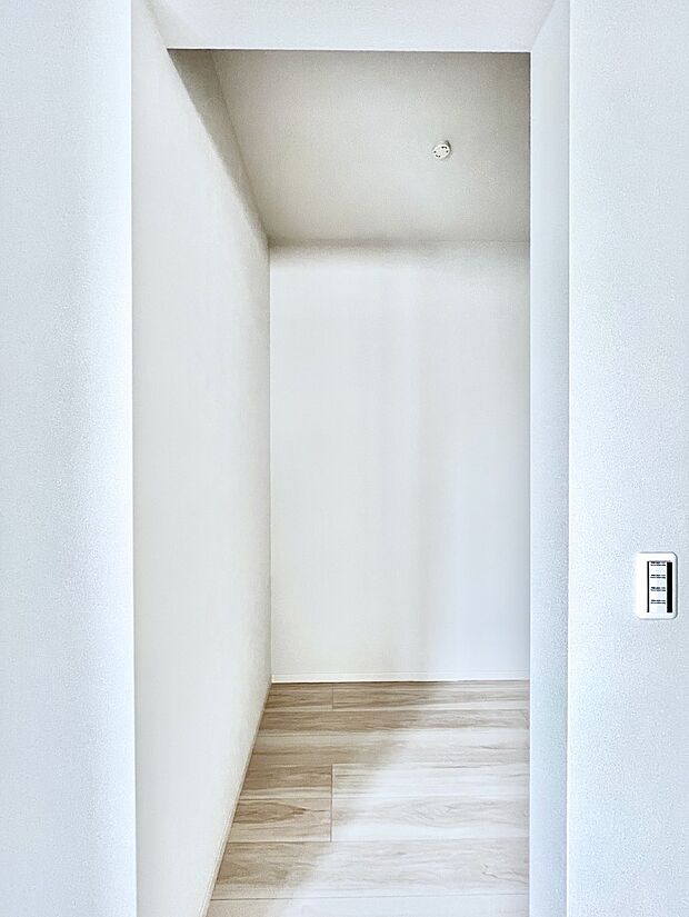 ~Walk-in Closet~ 必要なものやコーディネートを一覧して確認でき、身支度や準備が短時間で済むウォークインクローゼットを設置しました。家の中をすっきりとさせる便利な収納スペースです。