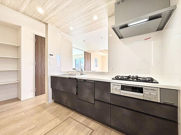 料理をしながらでもご家族との会話を楽しめる対面キッチン