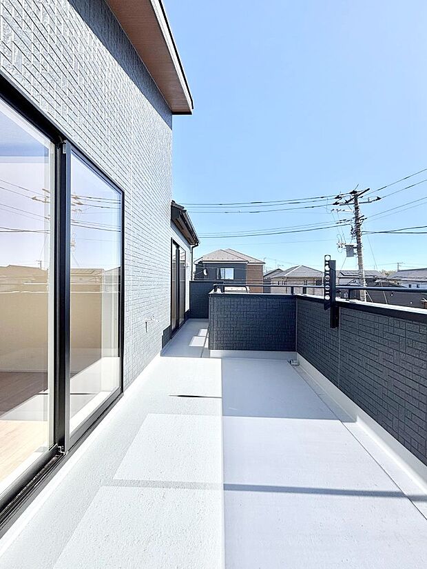 ゆったりバルコニーだから沢山お洗濯ものを干せます。