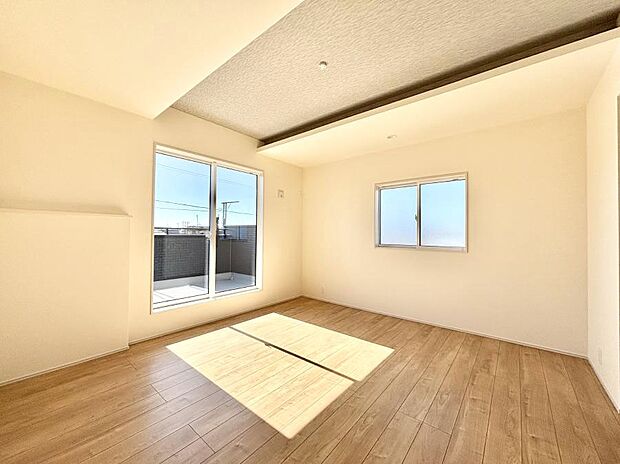 バルコニーが開放感をプラスしてくれる洋室