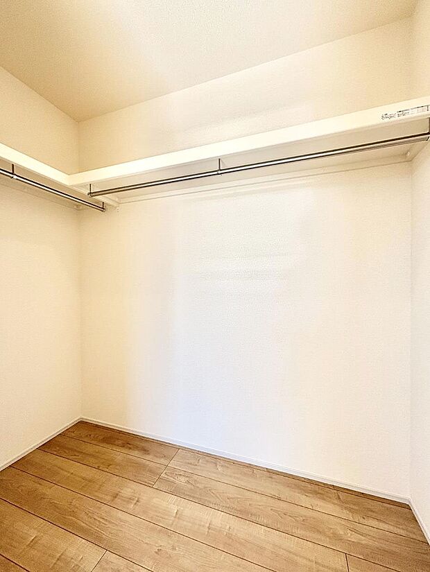 ウォークインクローゼット付きで生活空間を広く利用できます。