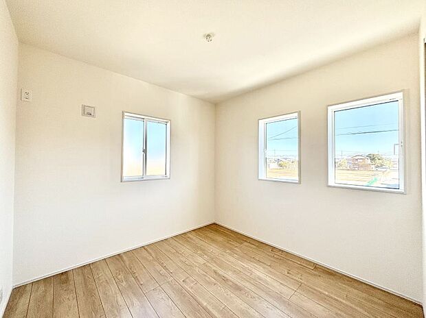 2面採光で気持ちよく自然光が取り入れられるのでお子様のお部屋にもピッタリ