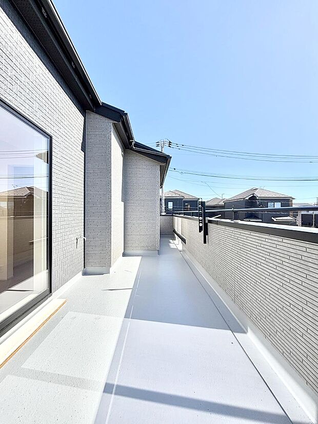 ゆったりバルコニーだから沢山お洗濯ものを干せます。