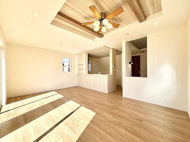 落ち着いた雰囲気のLDKは家族みんなの快適空間