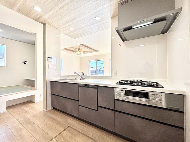 ◆1号棟◆～Kitchen～　会話が弾むリビング、料理が愉しくなるキッチン。家は、ただ生活する場ではなく、暮らしを愉しく、快適にする場所。笑顔の毎日、安らぎの日々のために、最新の設備・仕様を採用。