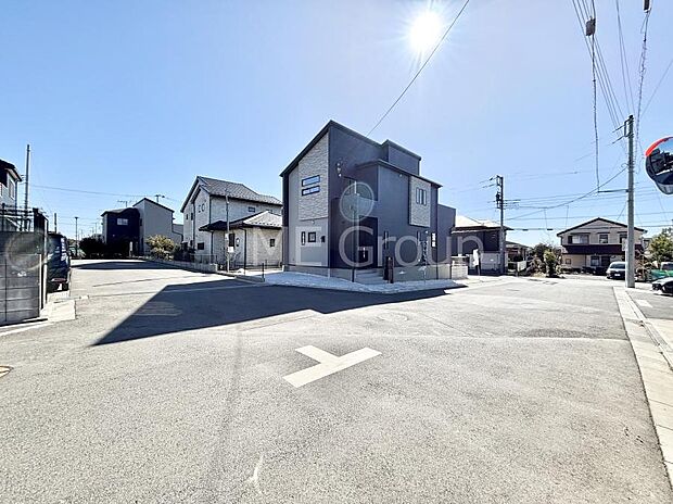 ◆1号棟◆～Exterior～　前面道路：北6m・西5.7m・南4m公道　充分な広さを備えておりますので、心地良く寛げる安らぎのお住まいとなっております。窓も多く換気環境も良好です！！！