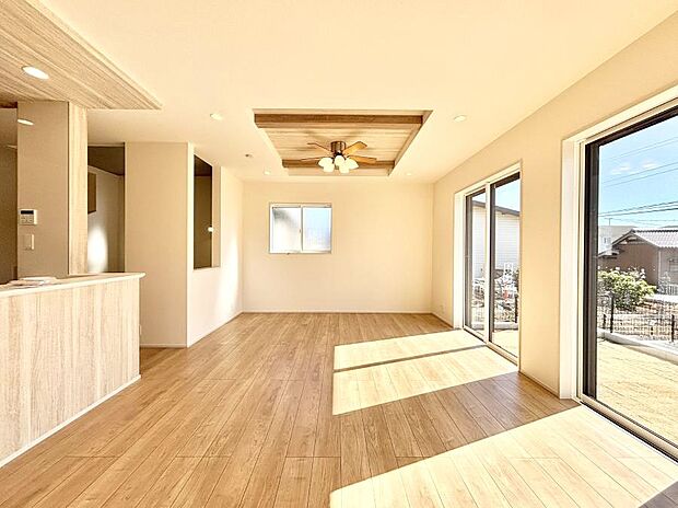 ◆1号棟◆～Living～　ここにはみんなが集い、食事と楽しい会話が始まる。話に夢中になりすぎて、ついつい時を忘れ夜半過ぎになってしまう。そんな束の間の幸せを感じさせてくれる場所でありたい。