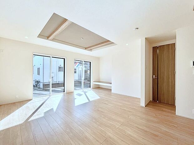 大きな窓からたっぷりの陽光と風を感じられるリビング