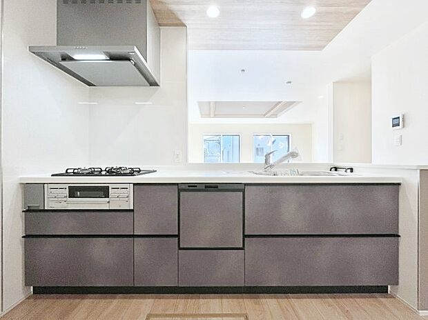 手洗いよりも衛生的で省エネにもなる食洗機標準装備♪