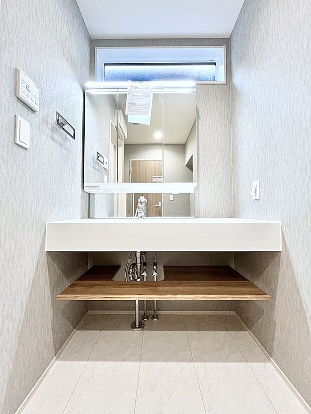 スタイリッシュな洗面化粧台は忙しい朝の身支度に大活躍!