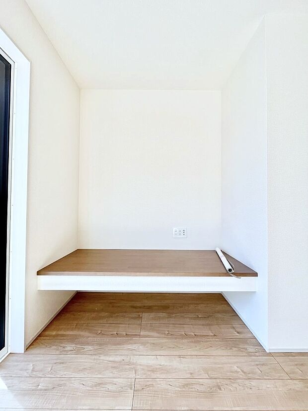 リビングカウンター。リモートワークやお子様の勉強机など、作業スペースにおすすめです。