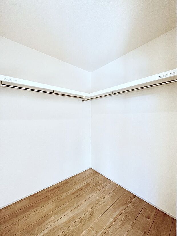 衣類をハンガーに掛けたまま収納できるWIC。衣類の整理整頓がしやすくて便利です！