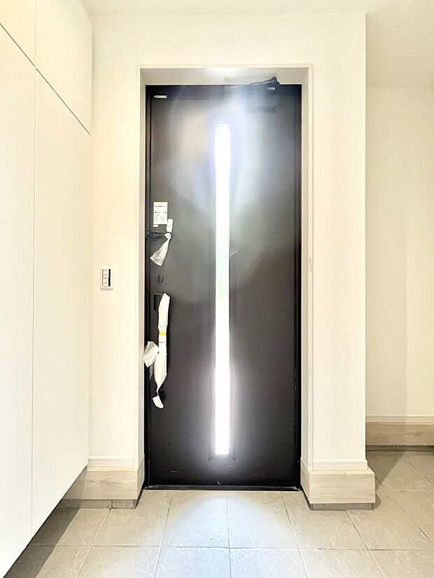 ◆2号棟◆~Entrance~ 玄関は家の顔といわれますが我が家のセンスをさりげなく感じさせる魅力ある玄関造りも楽しみの一つ。帰宅する度に家族がほっとできる心地よい空間造りも大切ですね♪