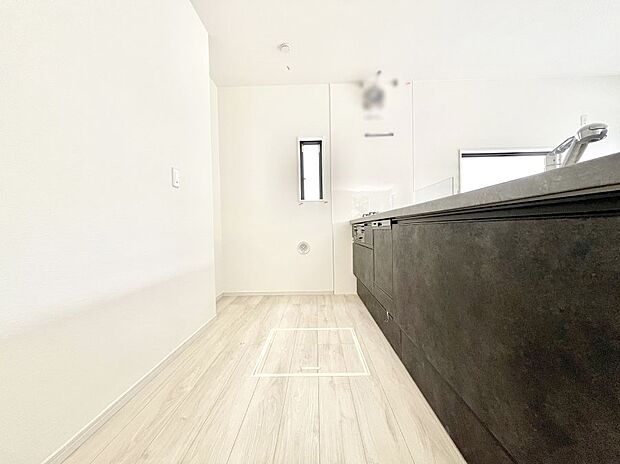 ◆2号棟◆~Kitchen~ 自然光が入る窓のあるキッチン☆毎日使う場所だからこそ、使い勝手を考慮しました。ゆったりとしたキッチンコーナーは質感豊かな仕上がりとなっております。