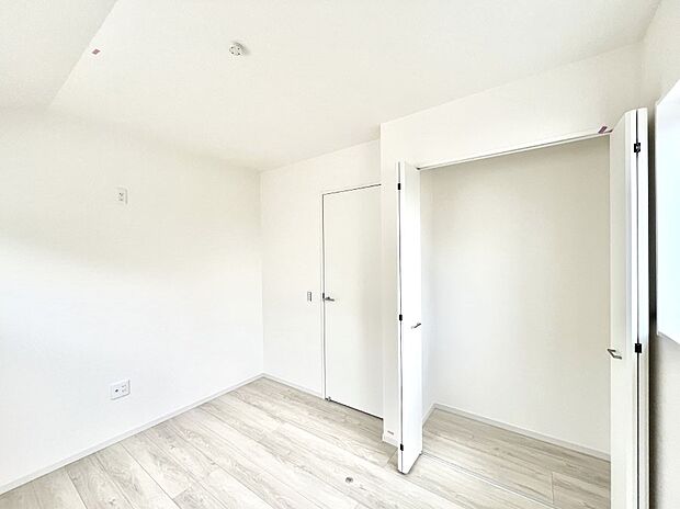 ◆2号棟◆~Bed Room~ マンションと違い部屋数が多いのが戸建てのメリットです。ご家族が増えたことで手狭に感じていた住まいも戸建てでは各居室プライバシーを保つことができます。